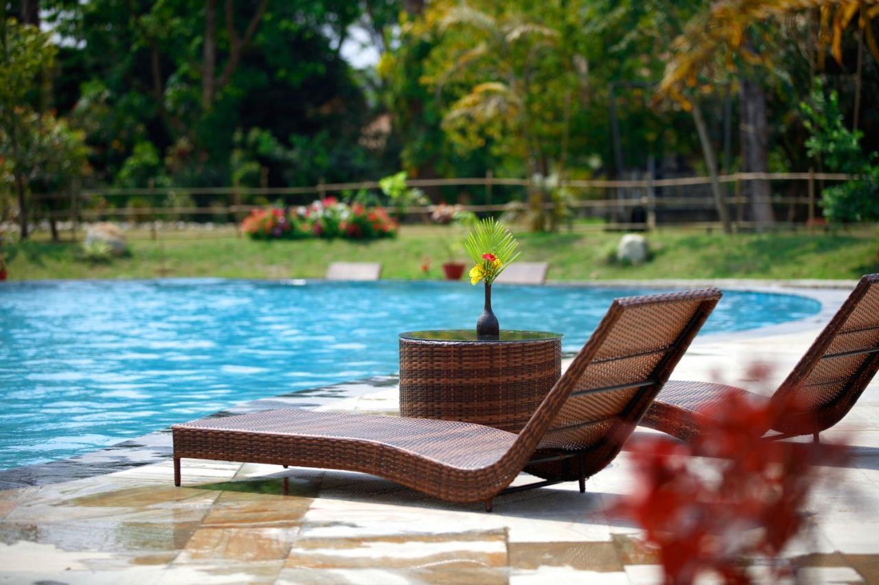 Jungle Villa Resort - Near Chitwan National Park Bagian luar foto